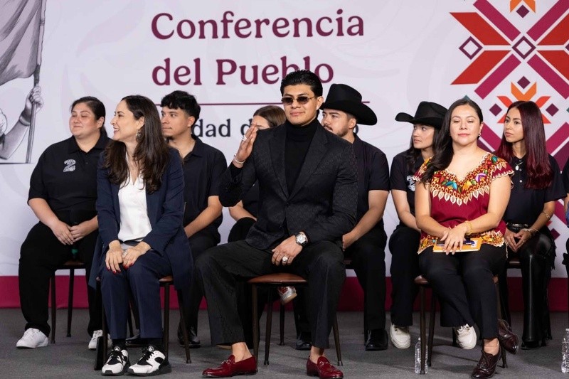 Desde Palacio Nacional, el cantante Armando Toledo Rosas, 