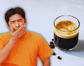 Alternar cada taza con un vaso de agua y evitar los azúcares añadidos es la mejor estrategia para prevenir este paradójico cansancio. ESPECIAL / CANVA