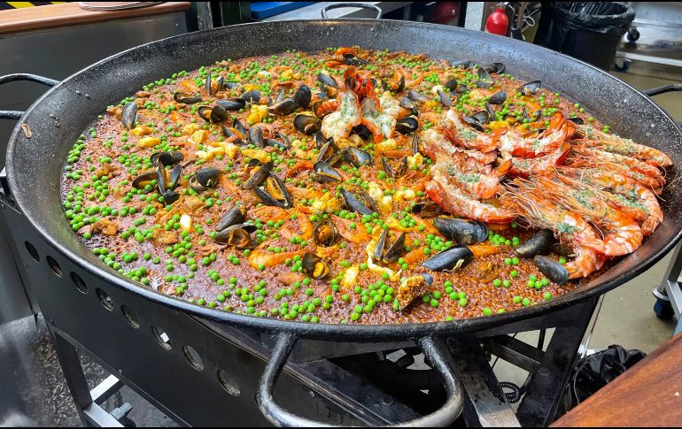 En el Borough Market no existe ni siquiera un espacio con mesas y sillas donde sentarse, y muchos clientes terminan comiendo paella de pie. EFE / L. Campello