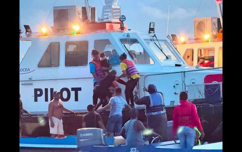 Pescadores y familiares de las víctimas se unieron a los trabajos de búsqueda de cuerpos. EFE/Presidencia de Guyana