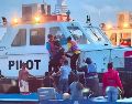 Pescadores y familiares de las víctimas se unieron a los trabajos de búsqueda de cuerpos. EFE/Presidencia de Guyana