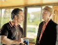 Esta imagen muestra a los actores Sam Rockwell y John Malkovich en una escena de la película “Wild Horse Nine”. ESPECIAL