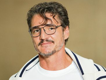 El actor chileno posa durante una sesión de fotos en París. AFP