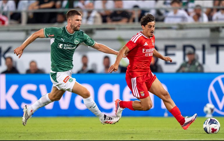 Gouveia (derecha) jugó ayer con Benfica el partido de la fase de clasificación de la Europa League ante el St. Gallen de Suiza. EFE/C. Thoma