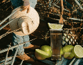 Para aprovechar los beneficios del tequila, se debe elegir una presentación de alta calidad y consumirlo solo. ESPECIAL/Canva