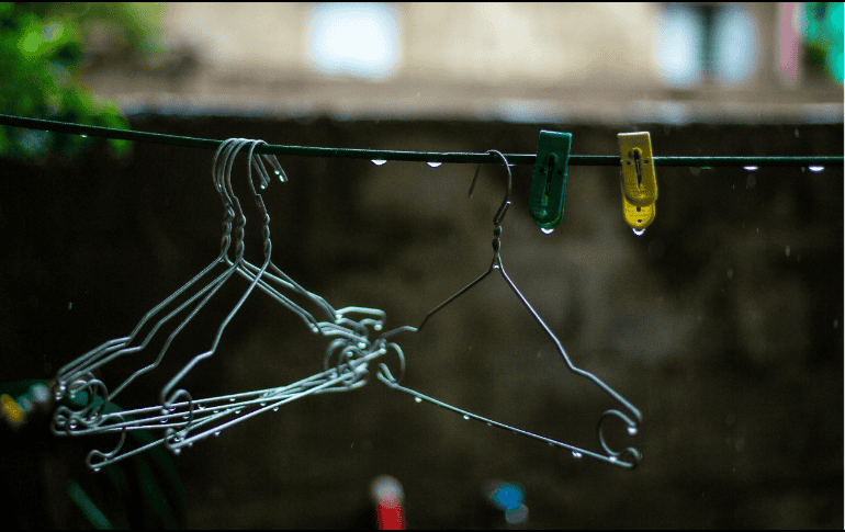Conoce el truco más efectivo para secar la ropa dentro de casa en días de lluvia. Descubre métodos prácticos para evitar la humedad y los malos olores en tus prendas. ESPECIAL/Canva