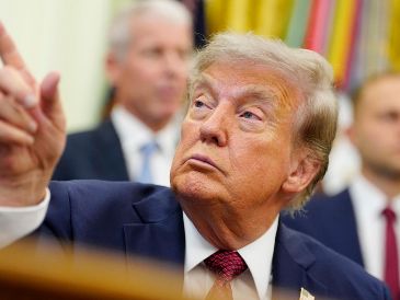 Trump aseguró que Estados Unidos está preparado para actuar, aunque mantiene abiertas las conversaciones con las autoridades iraníes. EFE/B. Cash