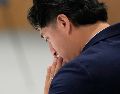 Ronaldo Salgado reflexiona durante un foro de supervisión en Houston sobre la muerte de su padre, Lorenzo Salgado Araujo. AP/A. Landis