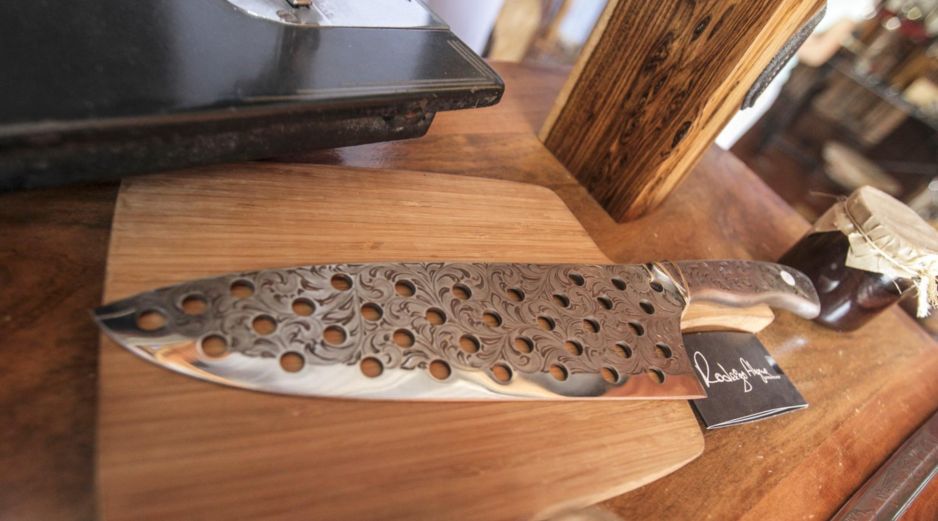 Cada cuchillo representa una obra artesanal única, ya que combina materiales resistentes, un cuidadoso proceso de fabricación y acabados elaborados con gran atención al detalle. EL INFORMADOR  / ARCHIVO