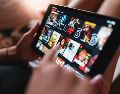 Agosto de 2026 trae a Netflix estrenos imperdibles como la segunda parte de Cien años de soledad, la quinta temporada de Outer Banks y nuevas comedias. ESPECIAL/PIXABAY