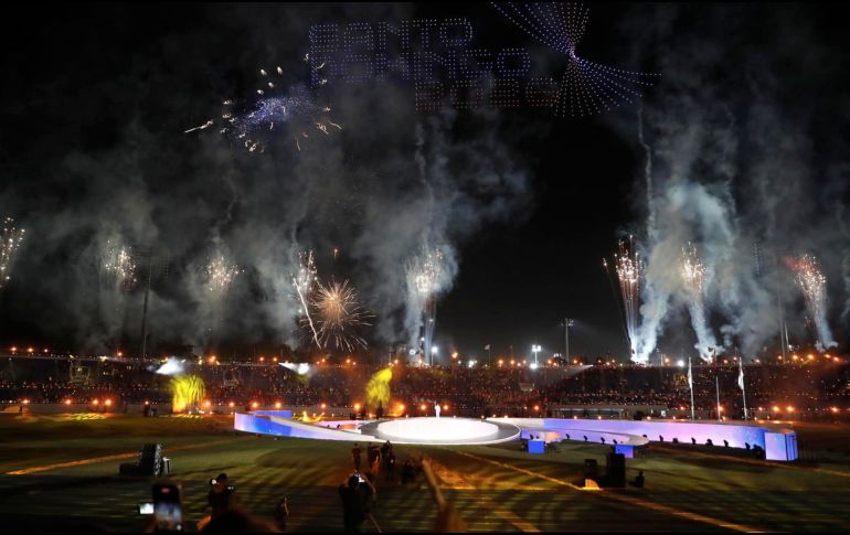 En cuanto cayó la noche en la isla empezó el espectáculo en el que los 24 mil asistentes que llenaron el inmueble presenciaron una función de drones. EFE/ R. Sura