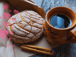 La miga del pan funciona literalmente como una esponja natural que absorbe el exceso de jugos gástricos segregados. ESPECIAL / CANVA