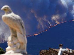 Imagen de las llamas del incendio forestal activo entre las localidades abulenses de Burgohondo y Navaluenga. EFE / R. Sanchidrián