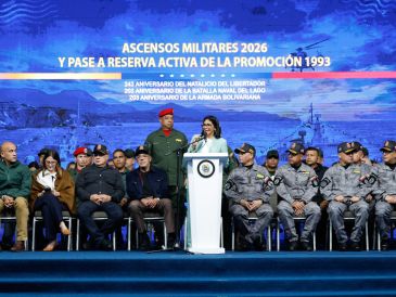 La presidenta encargada de Venezuela, Delcy Rodríguez (c), habla durante el acto de ascensos de la Fuerza Armada Nacional Bolivariana, en Caracas. EFE/Miraflores