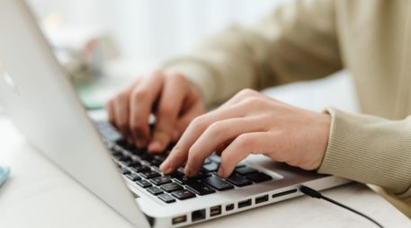Una conexión incorrecta puede generar pequeñas variaciones eléctricas; conoce cómo conectar el cargador de tu computadora de forma adecuada. CANVA