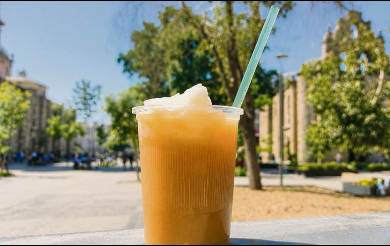 Tejuino-. Bebida ancestral refrescante hecha a base de maíz fermentado y piloncillo, consumida tradicionalmente en el occidente de México. ESPECIAL