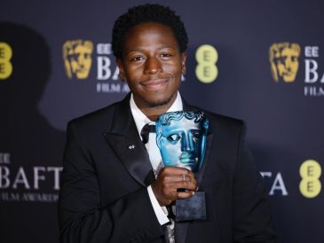 Fotografía de archivo, tomada el pasado 16 de febrero, en la que se captó al actor británico David Jonsson, al posar con el premio Estrella en ascenso, durante la gala de los BAFTA, en Londres (Reino Unido). Jonsson protagonizará la nueva cinta de la saga 