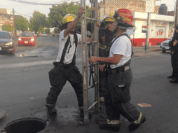 La Unidad Municipal de Protección Civil y Bomberos de Guadalajara hizo un llamado a la población para que evite meterse a las alcantarillas. ESPECIAL