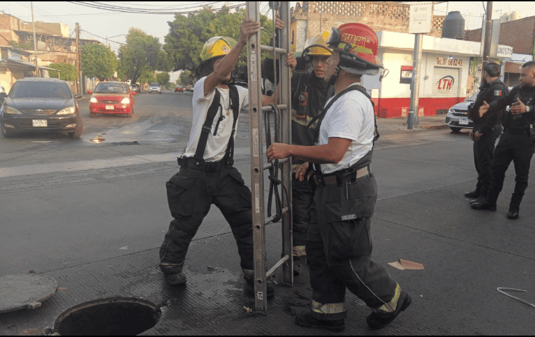 La Unidad Municipal de Protección Civil y Bomberos de Guadalajara hizo un llamado a la población para que evite meterse a las alcantarillas. ESPECIAL