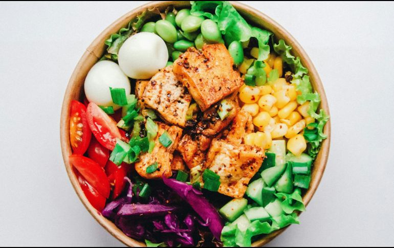 Una dieta rica en alimentos frescos, fibra, proteínas y grasas saludables puede marcar una diferencia importante para mantener una buena salud metabólica y prevenir complicaciones a largo plazo. UNSPLASH