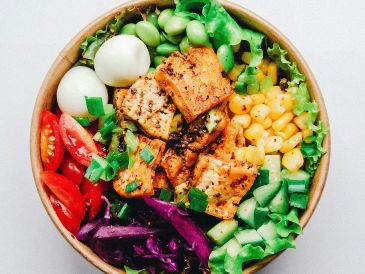 Una dieta rica en alimentos frescos, fibra, proteínas y grasas saludables puede marcar una diferencia importante para mantener una buena salud metabólica y prevenir complicaciones a largo plazo. UNSPLASH