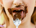 Si durante años una persona ha acompañado el final del almuerzo con un postre, el cerebro puede anticipar esa recompensa y generar el antojo incluso antes de que exista hambre real. CANVA