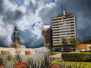 El horario crítico de precipitaciones iniciará alrededor de las 15:00 horas; en ese preciso momento, la probabilidad de lluvia aumentará a un 55%. ESPECIAL / CANVA