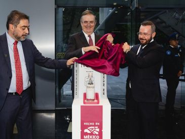 Como parte de la celebración, la Cámara Nacional de la Industria Tequilera (CNIT) presentó la Botella Institucional Conmemorativa "Hecho en México". ESPECIAL