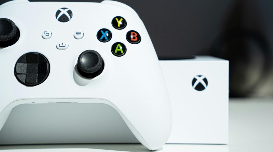 Durante la caída global de Xbox, diversos jugadores reportaron haber logrado descargar e instalar títulos que jamás habían adquirido. Unsplash