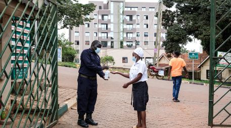 Una mujer se desinfecta las manos frente al Hospital Musulmán Kibuli en Kampala, Uganda. AP/H. Nalwadda