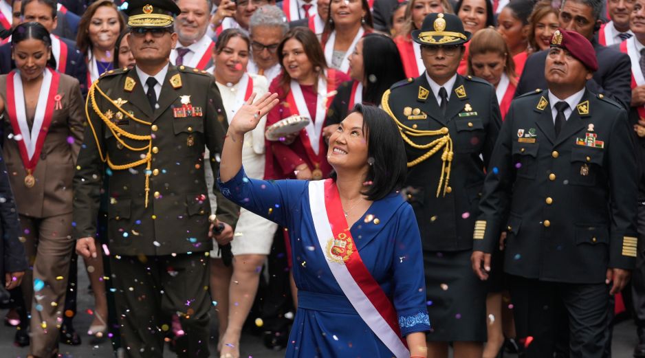 La presidenta de Perú, Keiko Fujimori, camina hacia el palacio presidencial después de su toma de posesión en Lima, Perú, el martes 28 de julio de 2026. AP/ M. Mejía