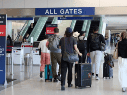 El incremento de los operativos en los aeropuertos se refleja claramente en las cifras récord reportadas por las autoridades migratorias durante el segundo mandato del presidente Donald Trump. EFE/ARCHIVO
