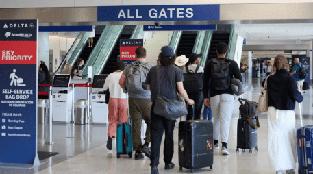 El incremento de los operativos en los aeropuertos se refleja claramente en las cifras récord reportadas por las autoridades migratorias durante el segundo mandato del presidente Donald Trump. EFE/ARCHIVO