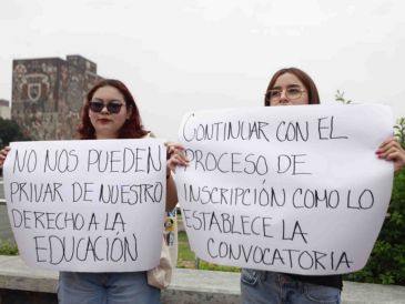 Decenas de aspirantes aceptados en la UNAM y familiares de los jóvenes se manifestaron este martes en Ciudad Universitaria. SUN/D. Sánchez