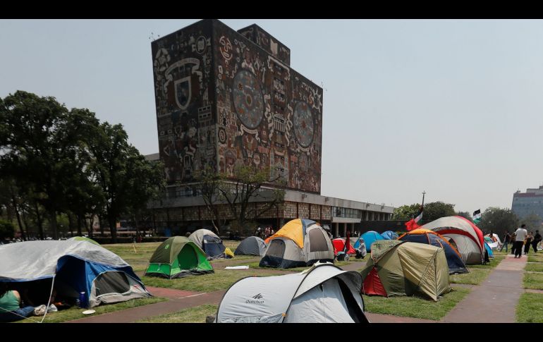 Decenas de aspirantes aceptados en la UNAM y familiares de los jóvenes se manifestaron este martes en Ciudad Universitaria. SUN/D. Sánchez
