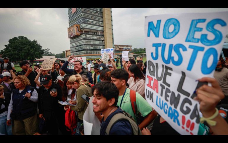 Decenas de aspirantes aceptados en la UNAM y familiares de los jóvenes se manifestaron este martes en Ciudad Universitaria. SUN/D. Sánchez