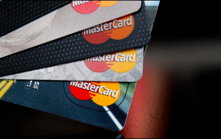 El SAT no impone un límite al saldo de las tarjetas de débito, pero las leyes bancarias sí clasifican las cuentas por niveles. AP/Archivo