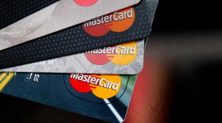El SAT no impone un límite al saldo de las tarjetas de débito, pero las leyes bancarias sí clasifican las cuentas por niveles. AP/Archivo