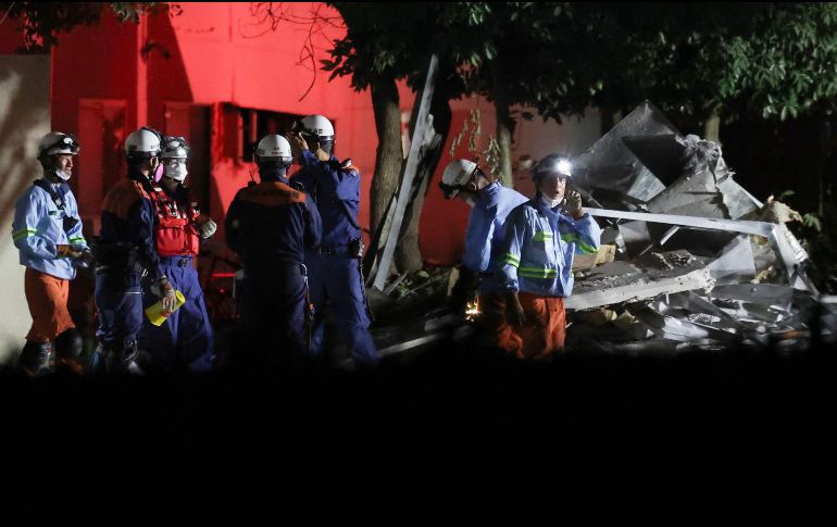 Las autoridades japonesas han desplegado a miles de efectivos para ayudar en las tareas de búsqueda y rescate, con unos 4 mil 600 soldados de las Fuerzas de Autodefensa (Ejército), 2 mil pertenecientes a la Policía y unos 1mil 410 bomberos. EFE/JIJI PRESS JAPAN