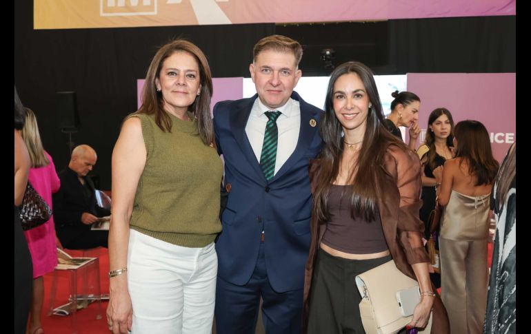 Marcela de Barba, Jaime Barba y María José Hernández. GENTE BIEN JALISCO / “Mala” en Intermoda
