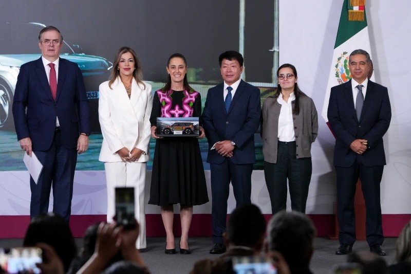 &nbsp;De izquierda a derecha: Marcelo Ebrard, secretario de Economía; Marianela Calderón, directora de Administración de KIA México; Claudia Sheinbaum, Presidenta de México: Andy Kim, presidente de KIA México; Ximena Escobedo, subsecretaria de Industria y Comercio, y Horacio Chávez, director comercial de KIA México. ESPECIAL 