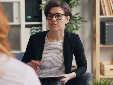 Comprender que los profesionales de la salud mental también pueden ejercer violencia psicológica nos invita a cuestionar las expectativas irreales sobre su infalibilidad. UNSPLASH