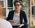 Comprender que los profesionales de la salud mental también pueden ejercer violencia psicológica nos invita a cuestionar las expectativas irreales sobre su infalibilidad. UNSPLASH