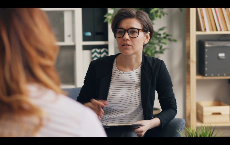 Comprender que los profesionales de la salud mental también pueden ejercer violencia psicológica nos invita a cuestionar las expectativas irreales sobre su infalibilidad. UNSPLASH