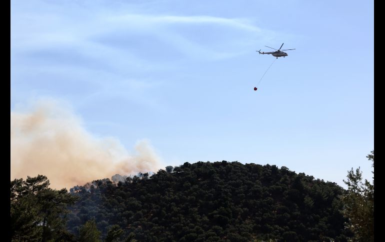El helicóptero Bell 412 se dirigía a La Rioja para participar en el control de un incendio forestal cuando ocurrió la tragedia. EFE/E. Marcou