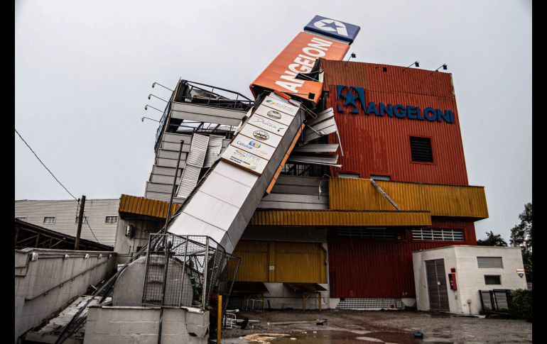 Cortes de electricidad, derrumbes y caídas de árboles forman parte del escenario desolador causado por los fuertes vientos en Brasil. EFE/ARCHIVO