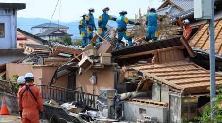 Tras más de 40 horas desde que ocurrió el temblor, las labores de búsqueda y rescate de supervivientes avanzan a contrarreloj. EFE/JIJI PRESS