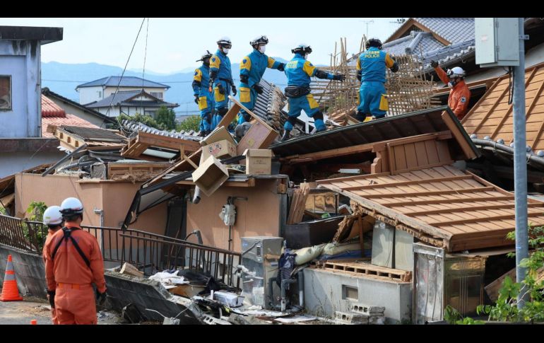 Tras más de 40 horas desde que ocurrió el temblor, las labores de búsqueda y rescate de supervivientes avanzan a contrarreloj. EFE/JIJI PRESS