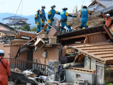 Tras más de 40 horas desde que ocurrió el temblor, las labores de búsqueda y rescate de supervivientes avanzan a contrarreloj. EFE/JIJI PRESS
