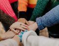 Esta fecha conmemorativa busca resaltar el inmenso valor de los vínculos humanos genuinos y su impacto positivo en la sociedad moderna. Unsplash